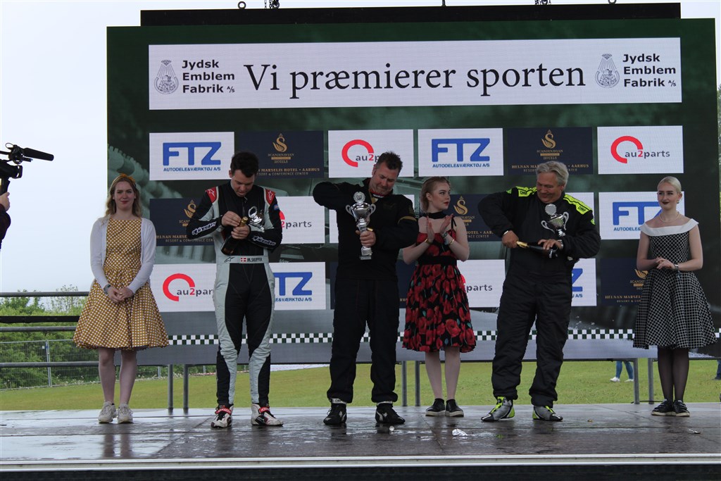 (Venstre til højre) Michael Skipper, Sebastian Petersen og Brian Mikkelsen havde mere travlt med at åbne champagne end at vise pokalerne frem.
(Foto: JJ Media)